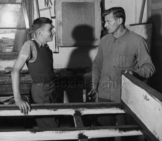 "Berufe" - Jugendlicher und Mann in der Werkstatt, Holzbearbeitung; um 1955