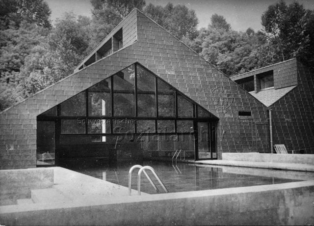"Ferien in offener Gemeinschaft - Feriendorf Bosco della Bella, Schwimmbad"; um 1975