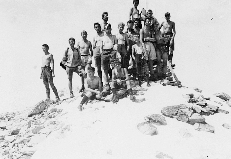 Ferienlager des Wandervogels Weissenberge ob Matt (Sernftal) - Gruppenporträt Wandervögel auf dem Gipfel (1924)
