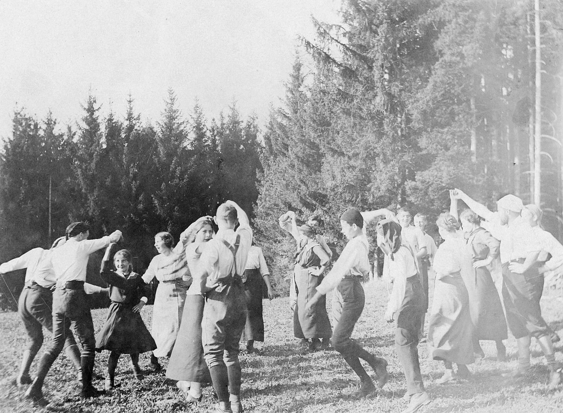 Wandervögel der Ortsgruppe Bern tanzen auf der Wiese (1918)
