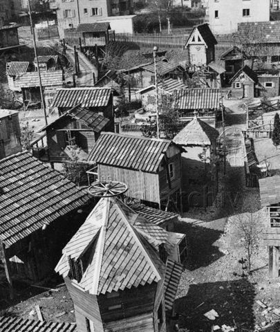 "Robinsonspielplatz Heuried", Zürich - Ansicht der Anlage mit den gebauten Hütten von oben; um 1960