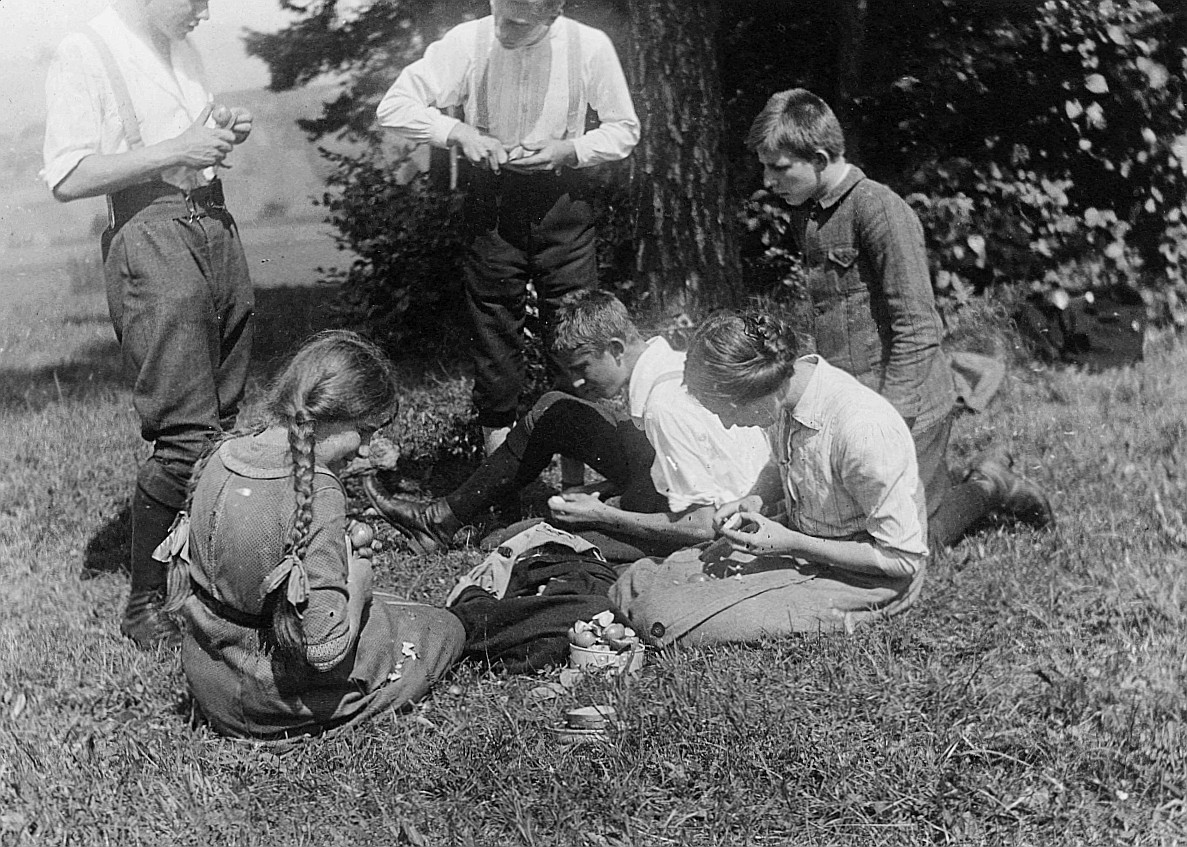 Ortsgruppe Aarau Kantonsschule der Wandervögel - Auf der Suche nach dem "Tal des Todes" - Kleingruppe Wandervögel auf der Wiese sitz