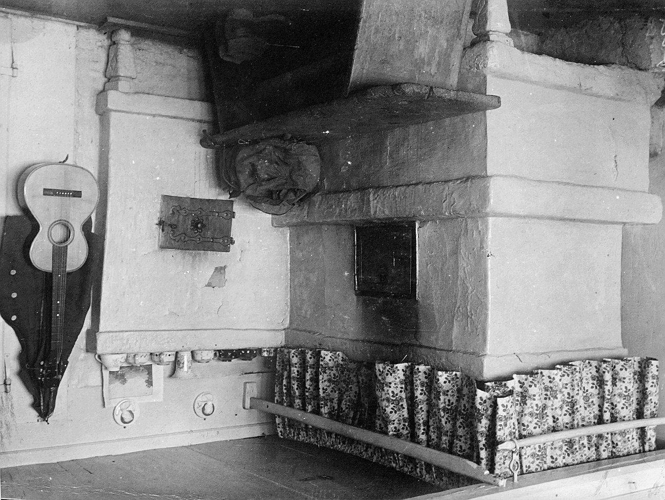 Stube der (Wandervogel-)Hütte Girlen bei Ebnat-Kappel - Holzhofen und Gitarre (1912)
