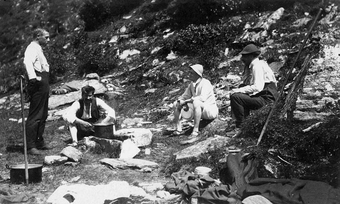 Karl Beck erzählt einen Witz - Wandervögel kochen auf dem Feuer in den Bergen in Engadin (Sommer 1913)