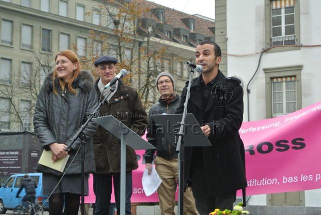 Kundgebung in Bern gegen die Familieninitiative der CVP (16.11.2013, Bern) – Alicia Parel (links), Rolf Trechsel (mitte-rechts), Banner des Pink Cross: "Keine Diskriminierung in unserer Verfassung, Finger weg! / Pas de discrimination dans notre constitution, bas les pattes! – Pink Cross"