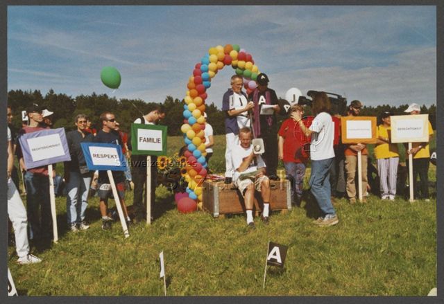 Aktion der HAZ: "Rainbow-Wolke of Love" im Vorfeld der kantonalen Abstimmung zum Partnerschaftsgesetz (08.09.2002) –Röbi Rapp und Ernst Ostertag mit Megaphon<br>