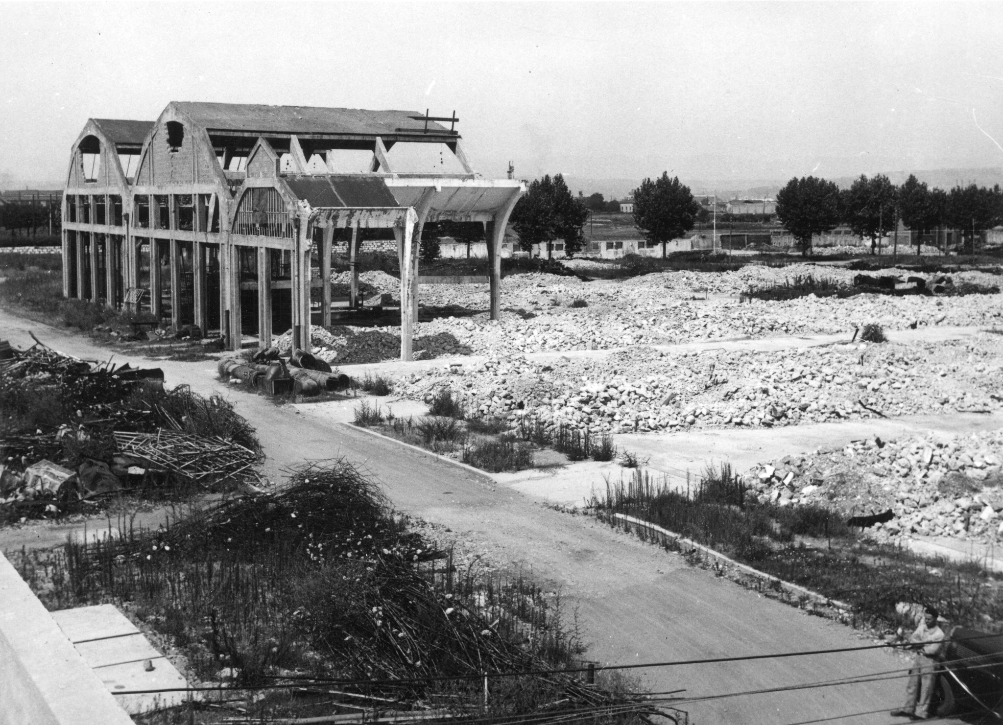 "Lyon 1945. Das bombardierte Fabrikareal der SIGMA Flugzeugfabrik."