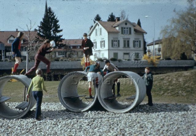 "Siedlungsspielplatz Bundespersonal, Romanshorn" - Kinder beim Spielen auf Betonröhren; um 1970