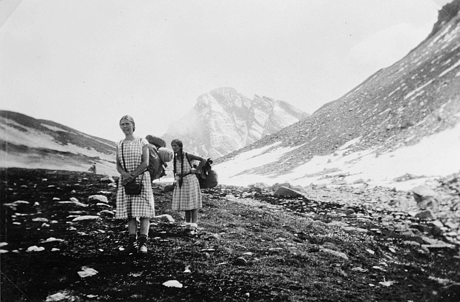 Fahrt ins Bündnerland - Zwei Wandervögel mit Rucksäcken wandern im Nationalpark (Val Cluozza) (1930)