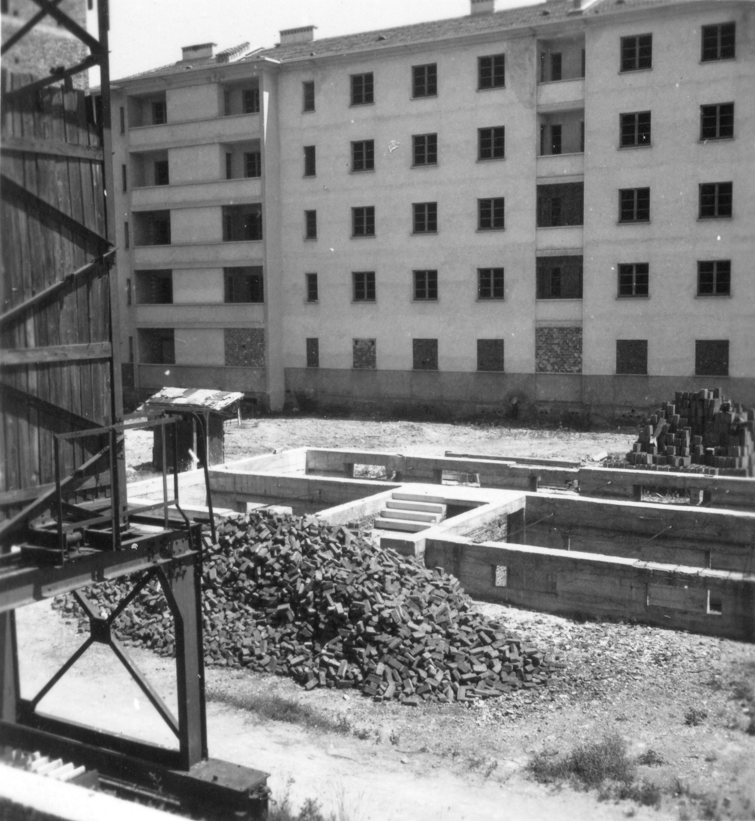 "Milano, Sommer 1946. AERMO-Möbelverteilung und Innenaufnahmen. Die Neubauten sind in aller Eile aufgebaute Mietskasernen (Case Poplari) für Ausgebombte."; Baustelle eines Wohnhauses