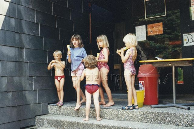 Bosco della Bella, Feriendorf für kinderreiche Familien - Kinder essen Eis; 1997