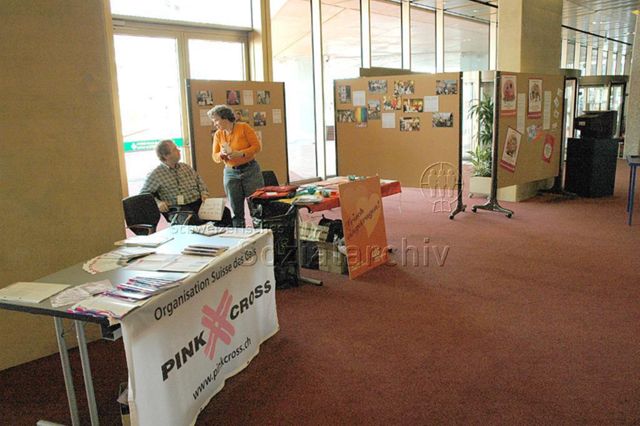 23. ILGA (International Lesbian, Gay, Bisexual, Trans and Intersex Association) World Conference – Geneva (27.03.–03.04.2006, Genf) – Informationsstand des Pink Cross und der LOS (Lesbenorganisation Schweiz), "Frisch eingetragen!"