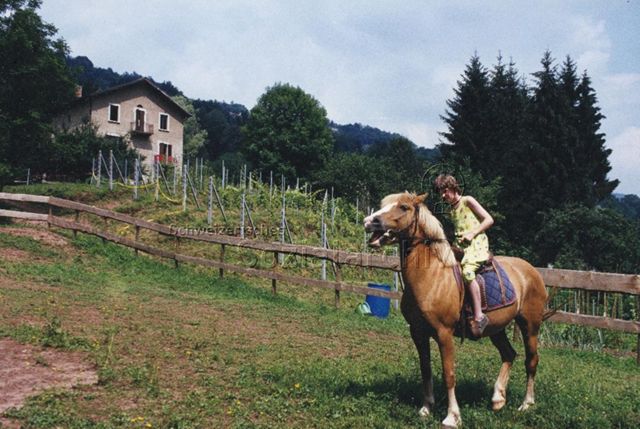 Bosco della Bella, Feriendorf für kinderreiche Familien - Mädchen reitet ein Pferd; 1997