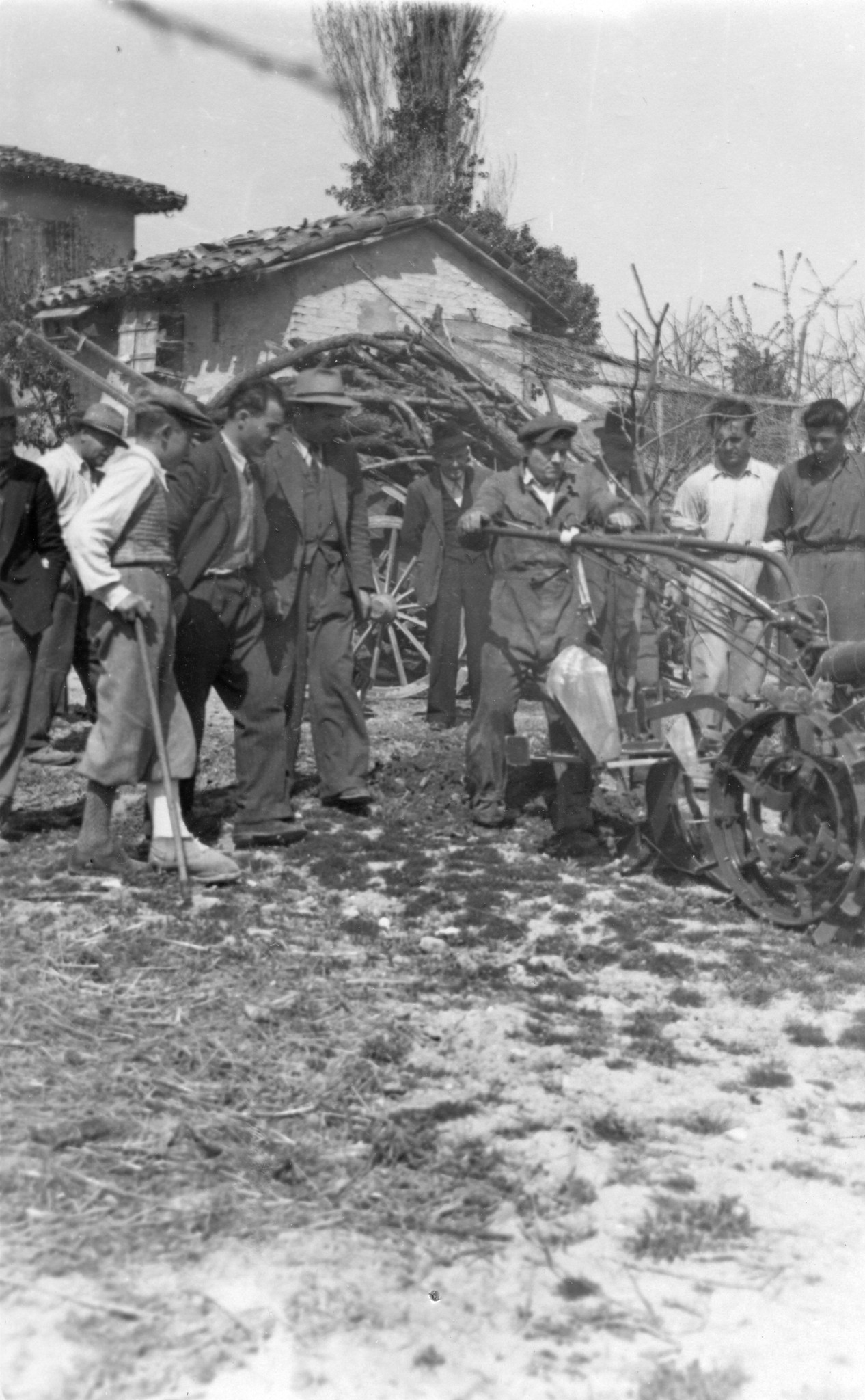 "Italien, März 1946. Genosse Tronchet demonstriert in Molinella die von uns gelieferten Motorpflüge."