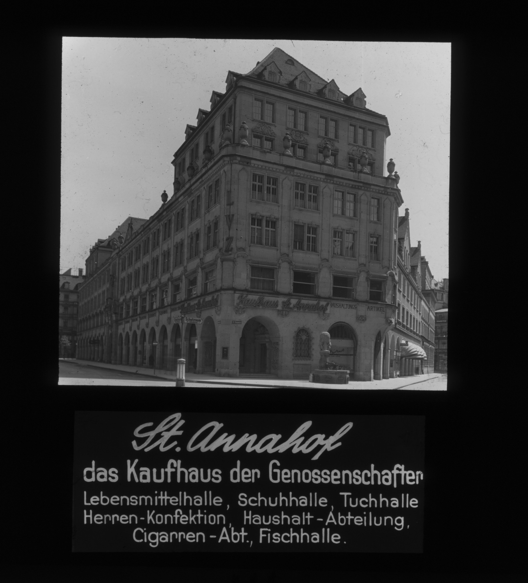 Dia: Kaufhaus St. Annahof, Aussenansicht. Text: "St. Annahof das Kaufhaus der Genossenschafter / Lebensmittelhalle, Schuhhalle, Tuchhalle, Herren-Konfektion, Haushalt-Abteilung, Cigarren-Abt., Fischhalle."