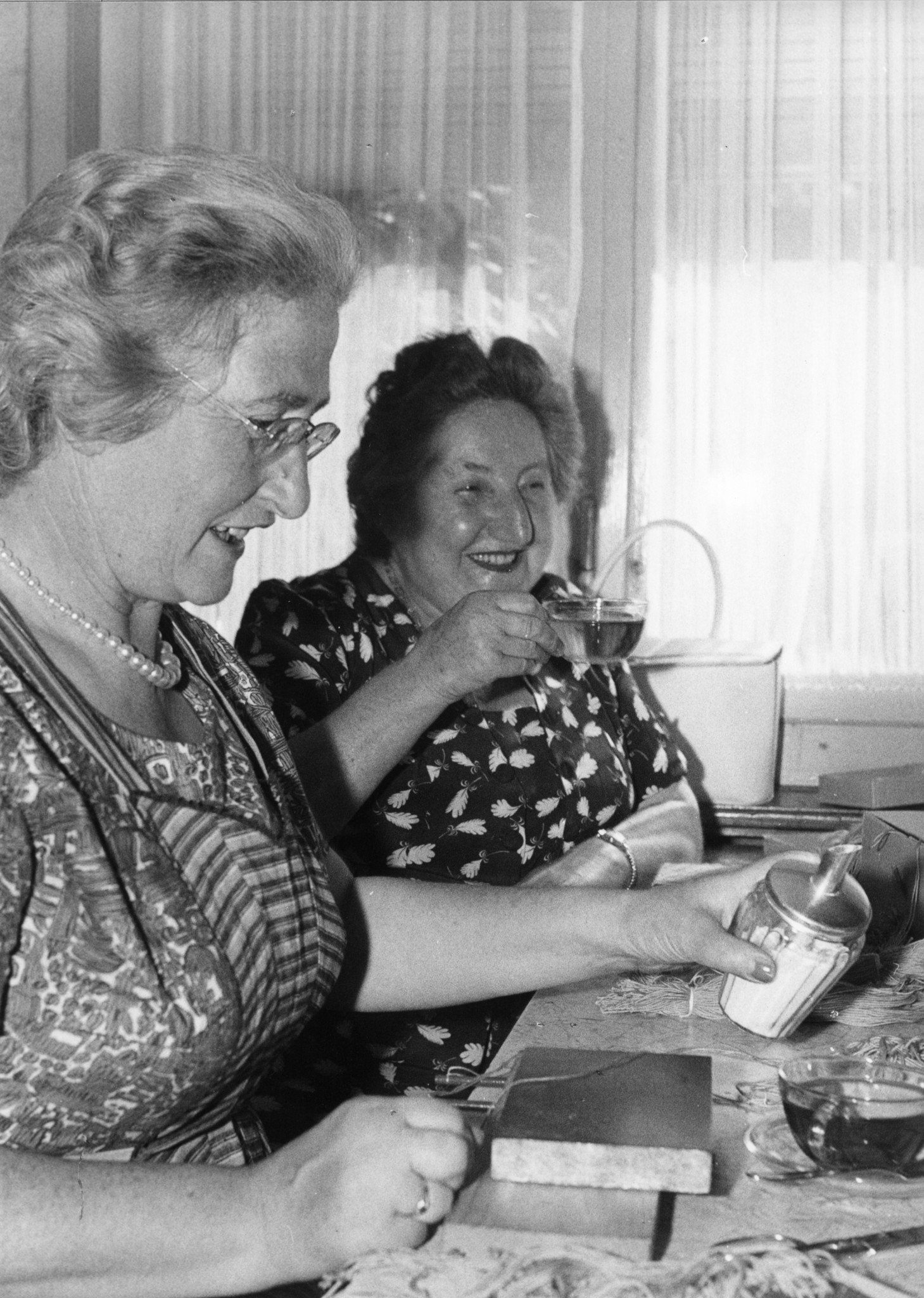 Arbeit für Pensionierte: Frauen beim Teetrinken