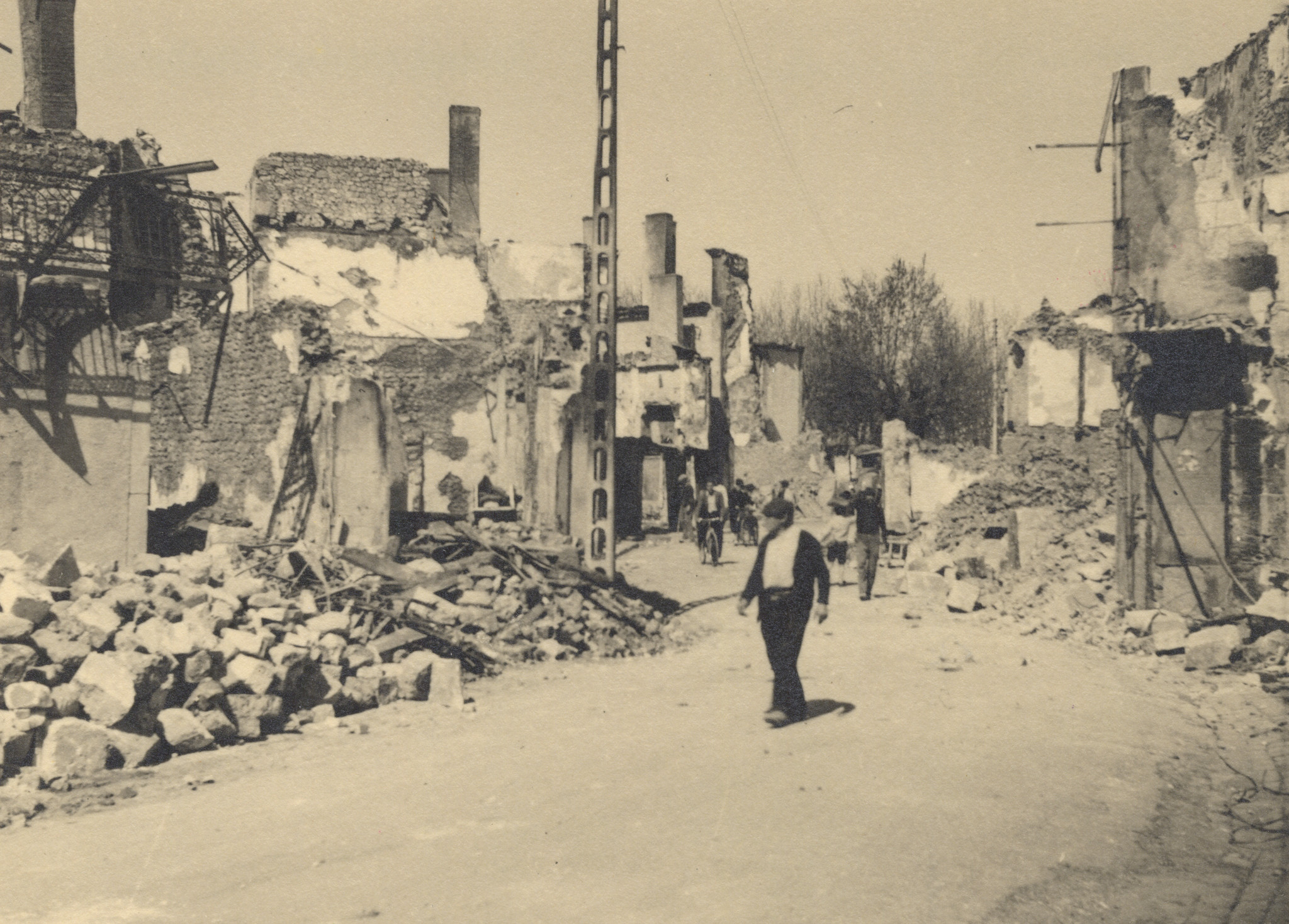 "Rouffignac 1944." Im Krieg zerstörtes Dorf, nicht identifizierbarer Ort [Rouffignac in Poitu-Charentes?]