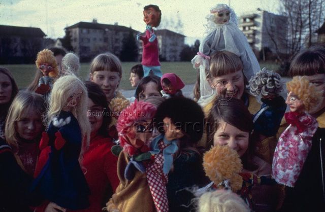 "Spielaktion Cham" - Kinder mit gebastelten Puppen; um 1975