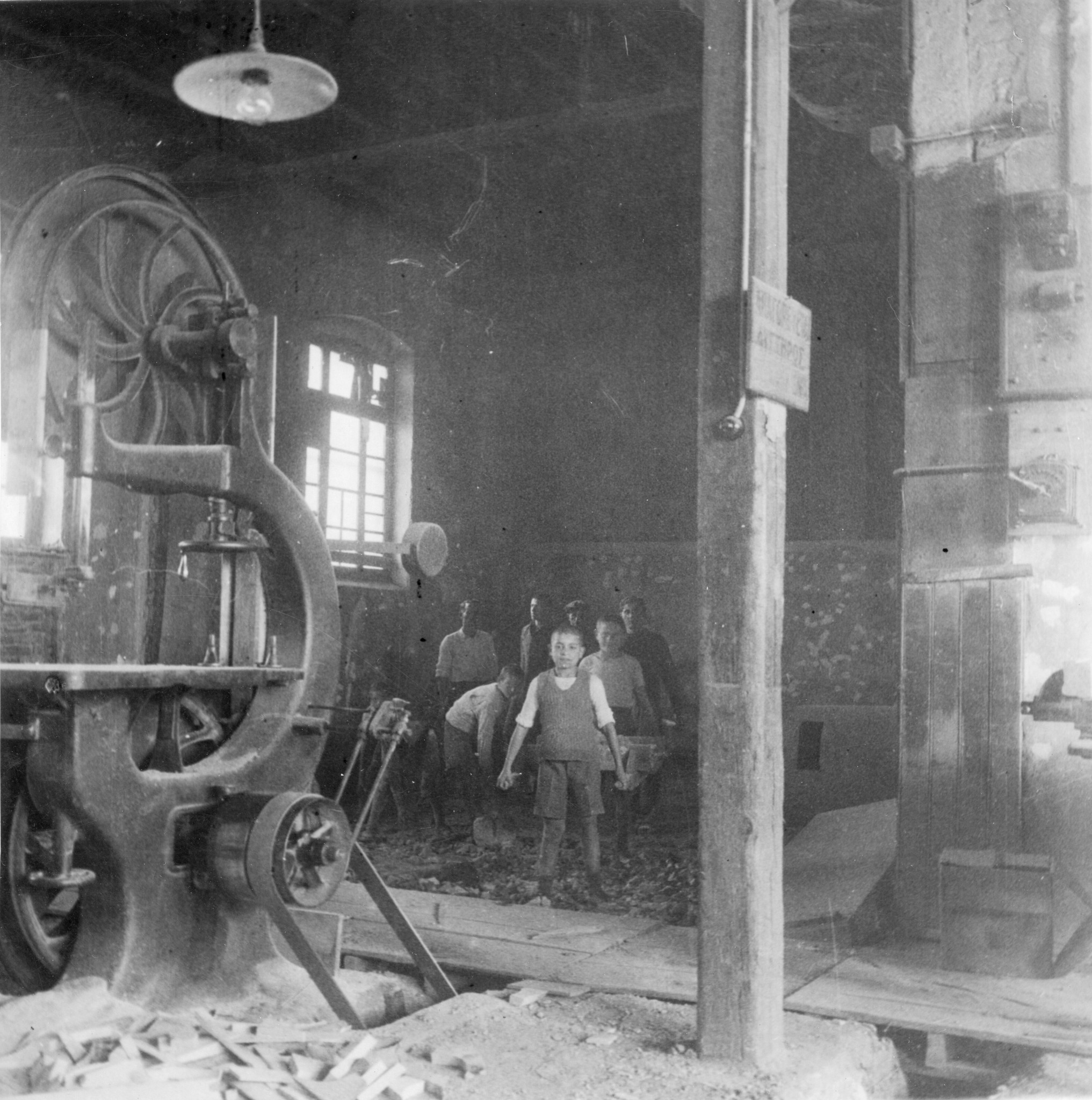 "Grèce 1949. Papafion: Schreinerwerkstatt." Knaben bei der Arbeit