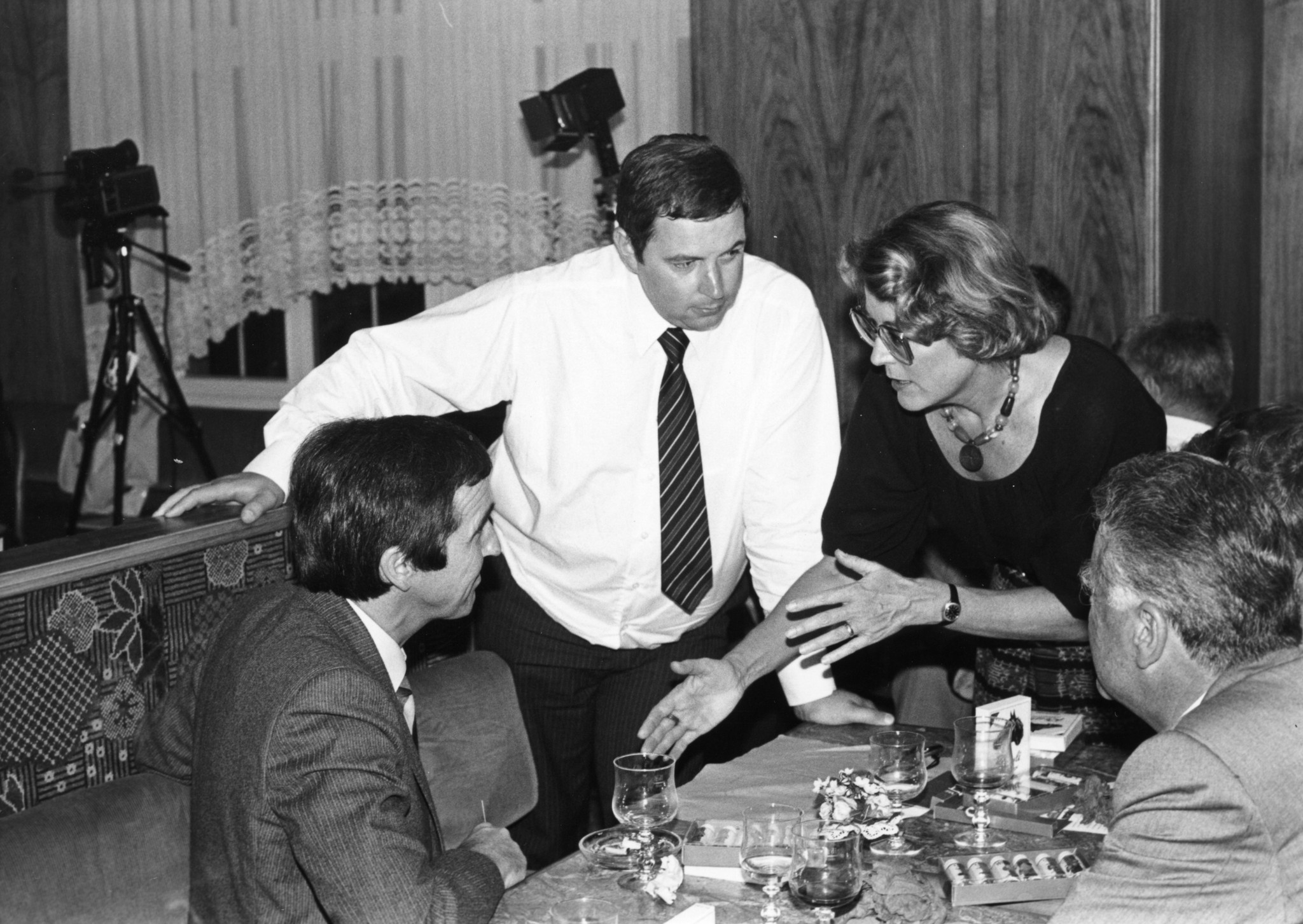 Lilian Uchtenhagen mit zwei Männern bei der Neueröffnung St. Annahof in Zürich, 26. August 1981