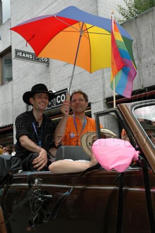 Gesamtschweizerische Lesbian&Gay Pride 2005: "Sowieso" (18.06.2005, Luzern) – Paar mit Regenbogenregenschirm in einem Auto