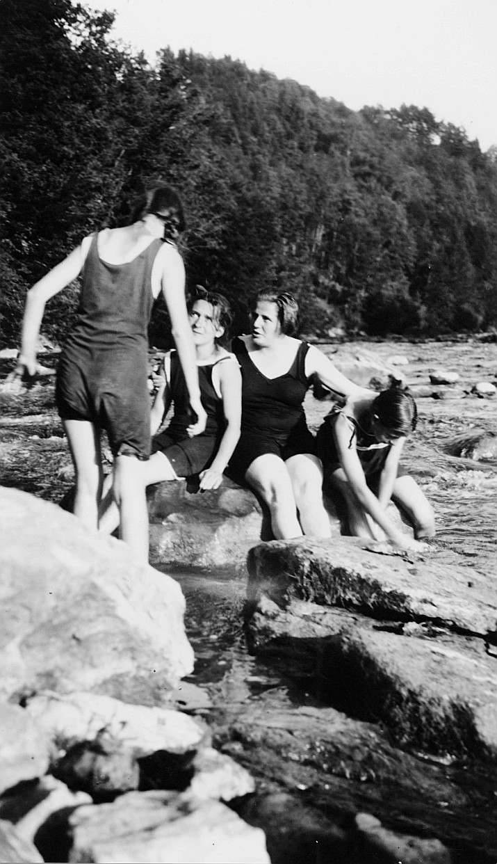 Badefahrt an die Sitter mit der Schauspielerin Martha Möller - Mädchen der Wandervogelortsgruppe St. Gallen-Klösterli - Vier Mädchen