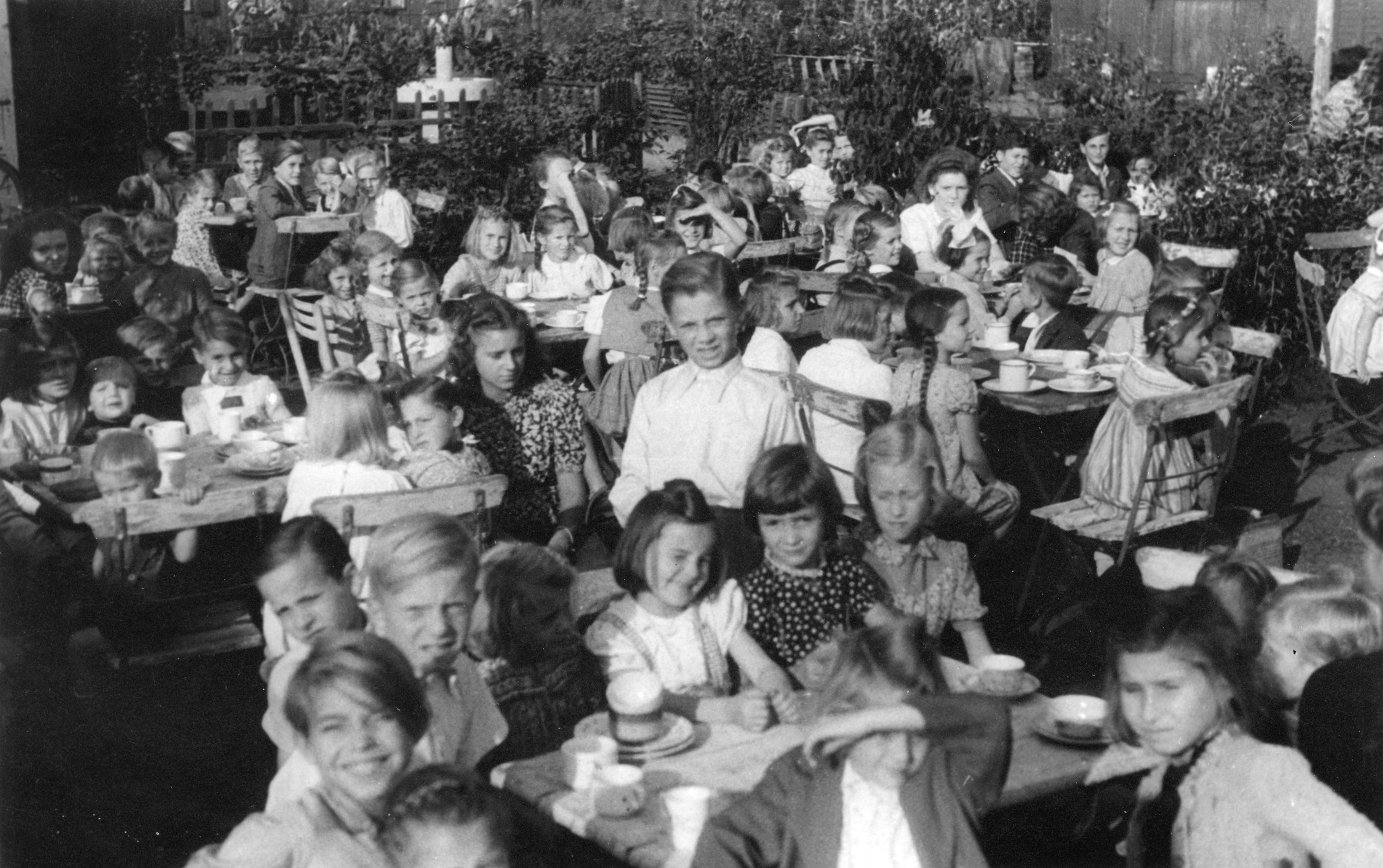 "AWO Hamburg - St. Georg; Kinderfest Sept. 47; das SAH lieferte: 20kg Zucker, 100 Lampions, 200 Kerzen"; Kinder sitzen an Tischen