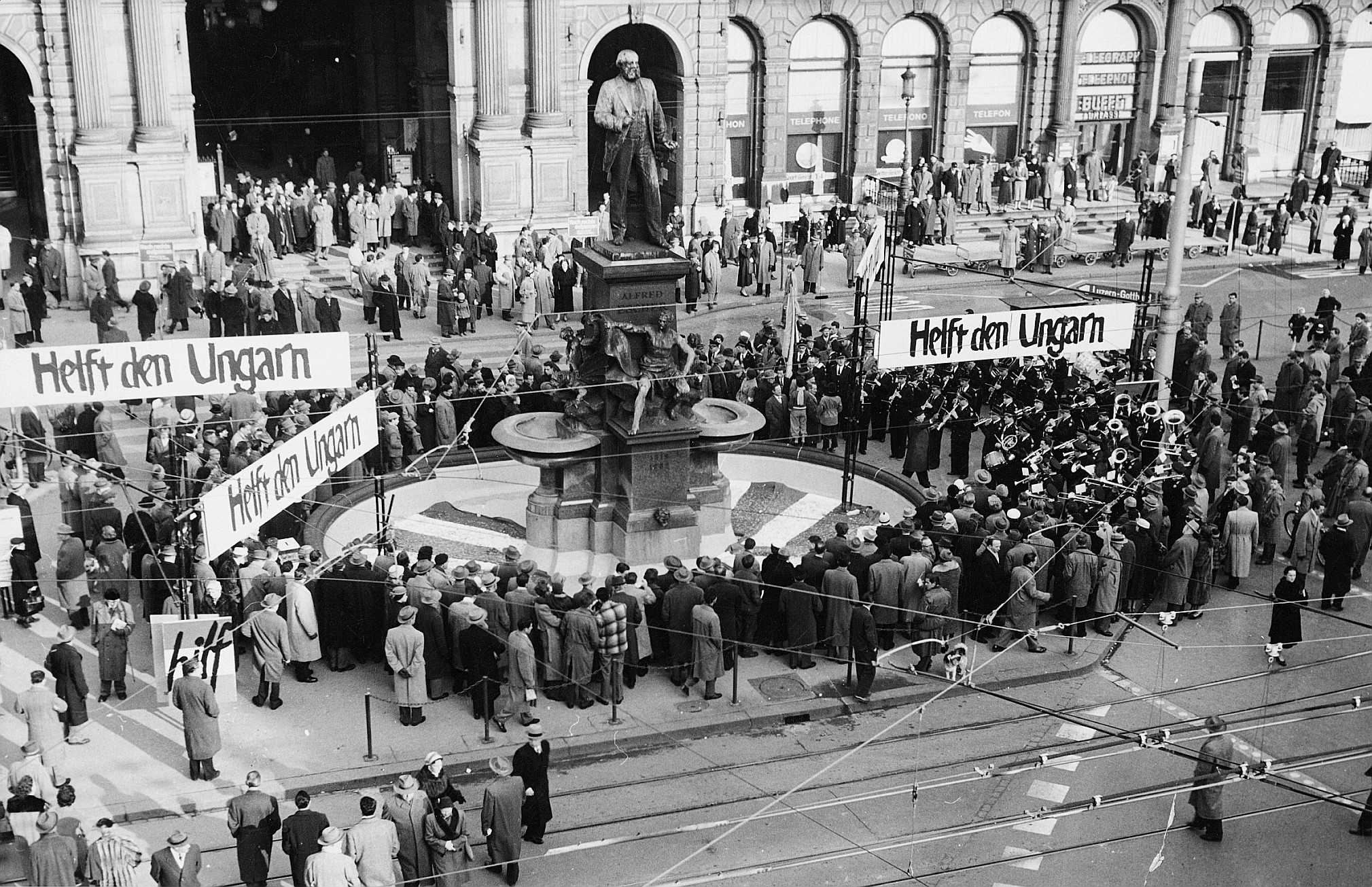 Bahnhofbunnen Zürich: Geldsammlung für ungarische Flüchtlinge; Slogan: Helft den Ungarn