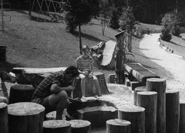 "Spielplatz Schaan, erbaut von Herrn Trachsel" - Vater und Junge bei der Grillstelle; 1973