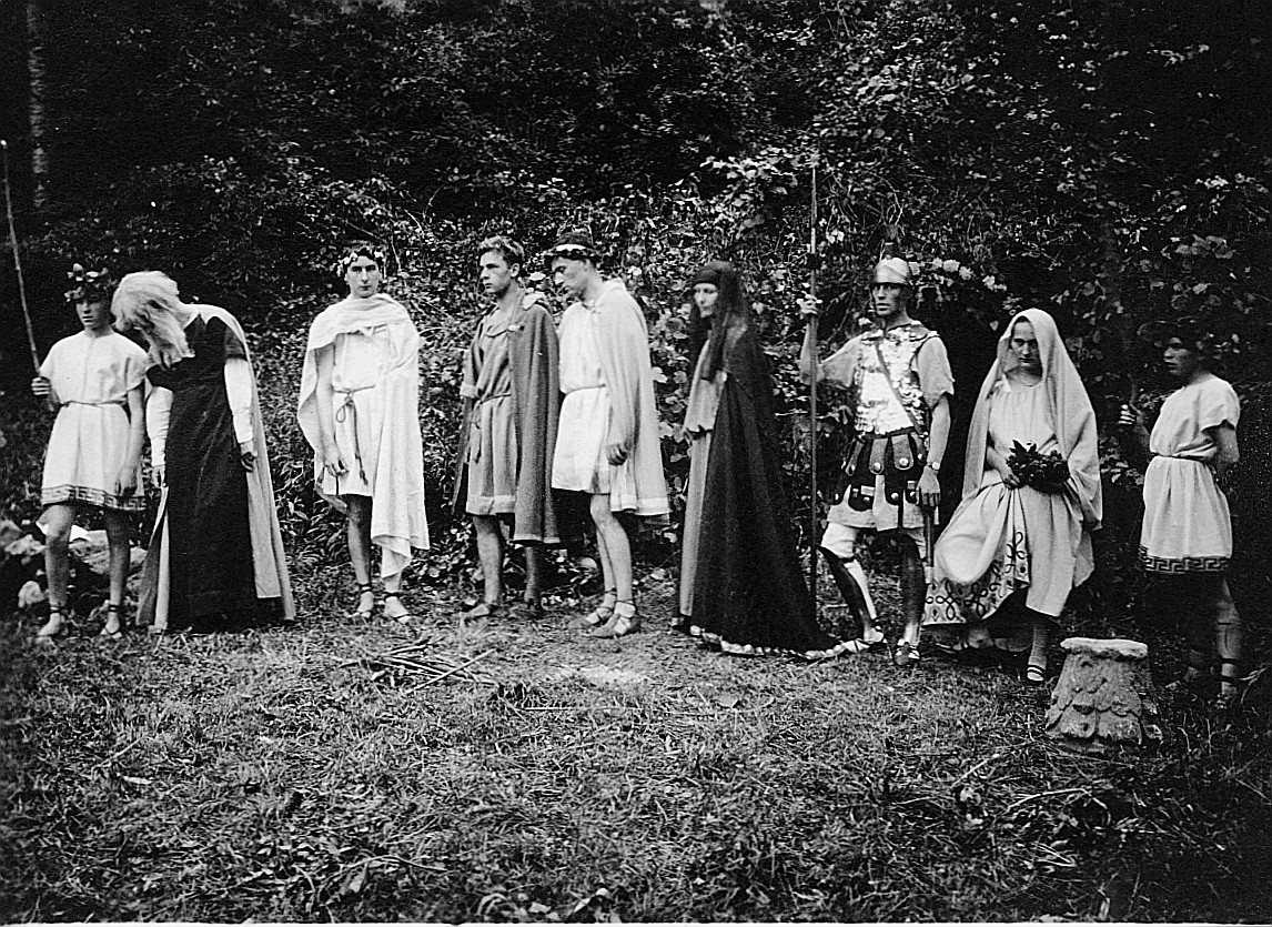 Verkleidete Wandervögel stehen auf der Wiese am Rand eines Waldes (1935)