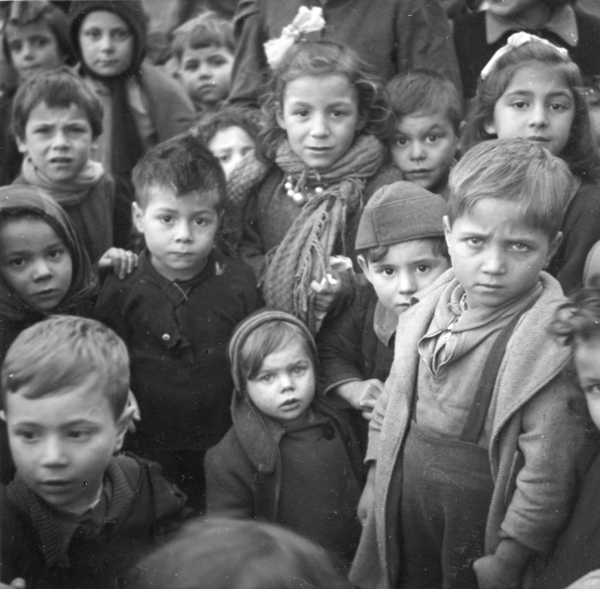 "Milano, Januar 1946. L'Asilo italo-suisse"; Kinderschar