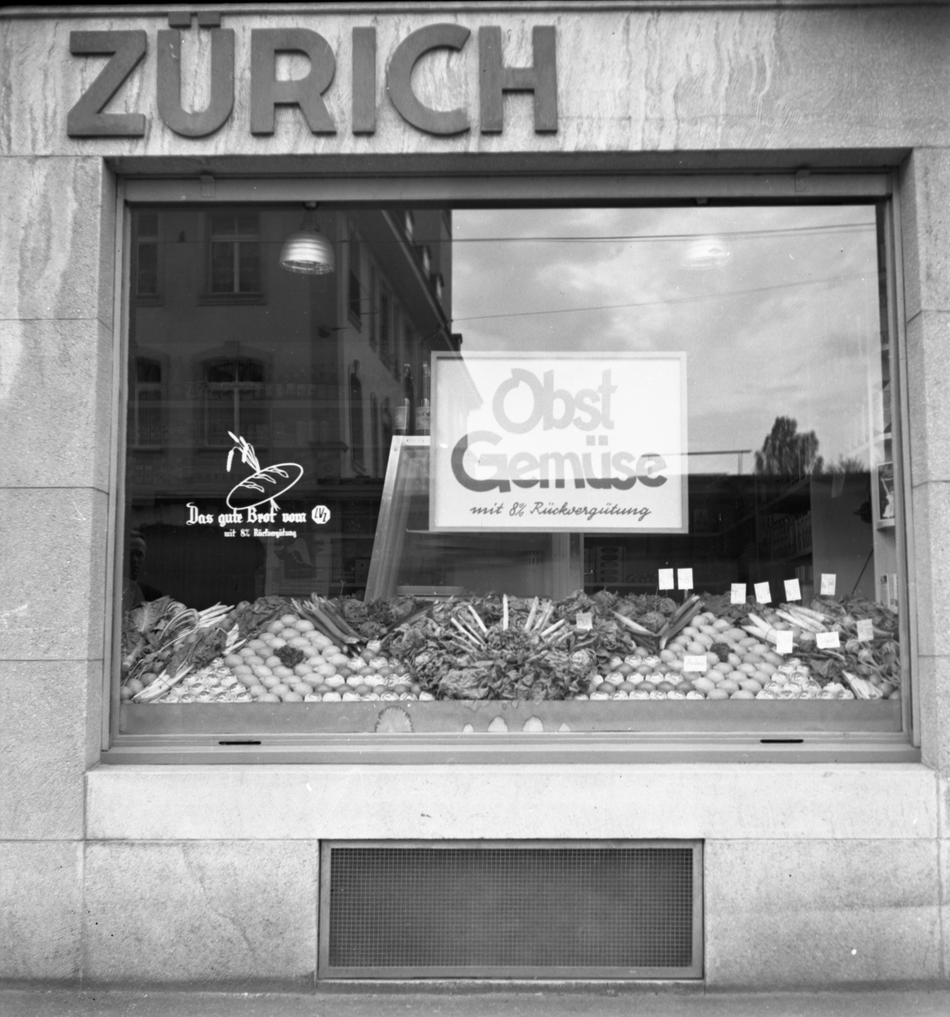 Schaufenster Filiale LVZ: "Obst Gemüse mit 8% Rückvergütung"
