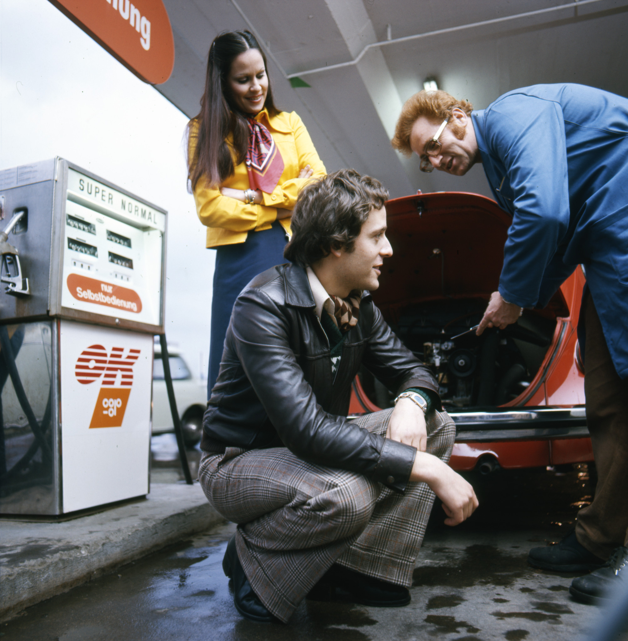 An der Tankstelle: Kontrolle bei einem VW Käfer