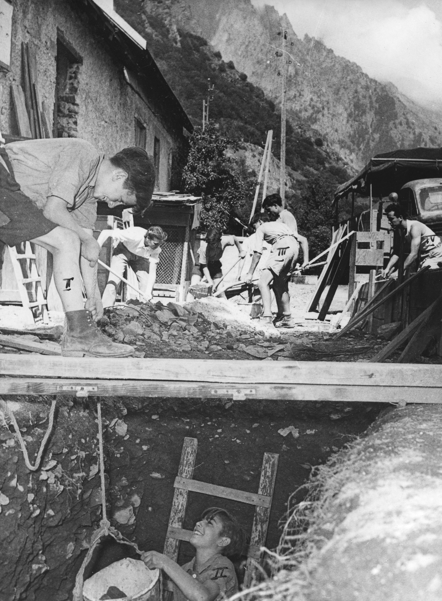 "République d'Enfants, Moulin-Vieux par Lavaldens. Isère, le bâtisseurs 1. Denisio Blanco 2. Ramon Garcia 3. Conrado Garcia - notre fils. Tato"