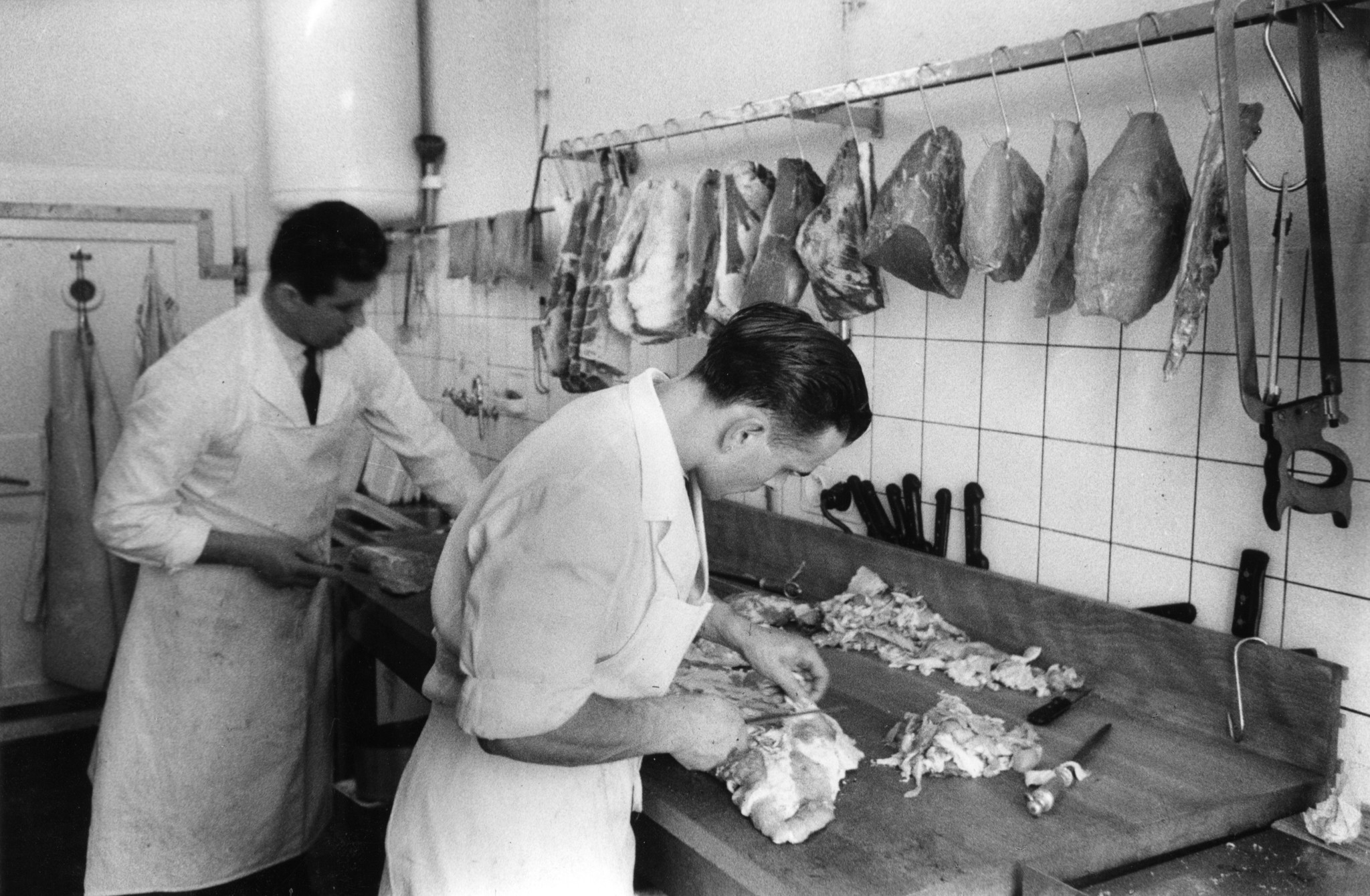 Metzger zerschneiden Fleisch