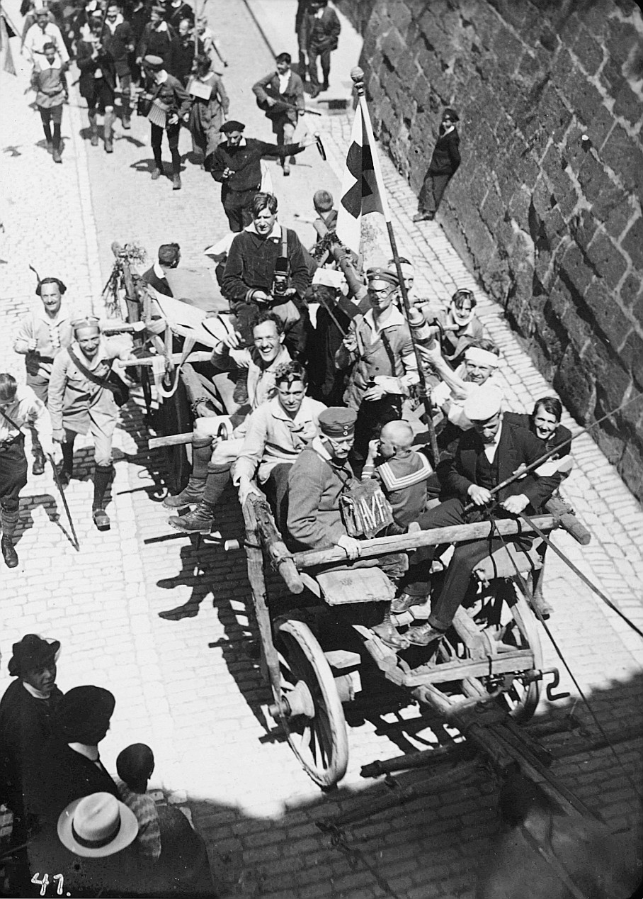 Der Sanitätswagen:Holzkarren und Rotes Kreuzs Flagge (vermutlich) - Deutsche Wandervögel in Kronach (Pfingsten 1920)