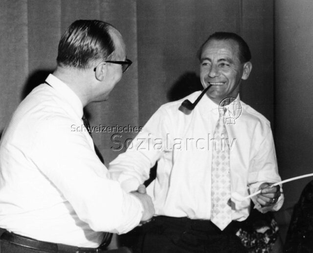 Hans Hürlimann und Georg Gemperle - Ausschnitt aus dem Album "Jubiläumsfeier 120 Jahre Holzarbeiter 26. Sept. 1959" (Kirchgemeindesaal Limmathaus, Zürich)