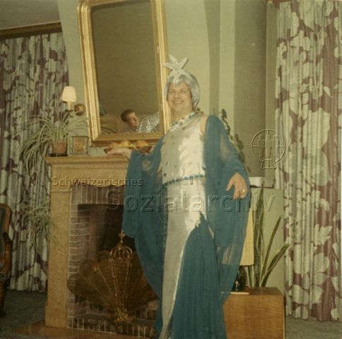 Foto aus Nachlass von Werner Dietrich - Fasnacht bei Bruno Hotz, Färberstrasse 30, Werner Dietrich, "tauschen war damals üblich", im Kostüm von Röbi Rapp - ca. 1965