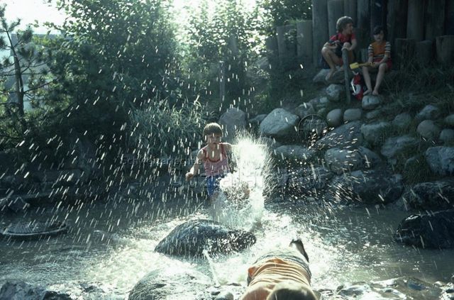 "Bauspielplatz St. Anton/Luzern" - Kinder im Planschbecken; 1975