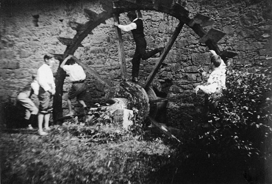 Wandervögel stehen auf einem Wassermühlenrad (1920)