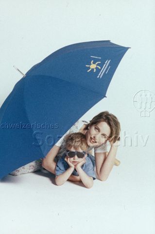 "Sonnenschirm-Projekt" - Frau und Kind mit Sonnenbrille im Fotostudio unter einem Sonnenschirm; 1998