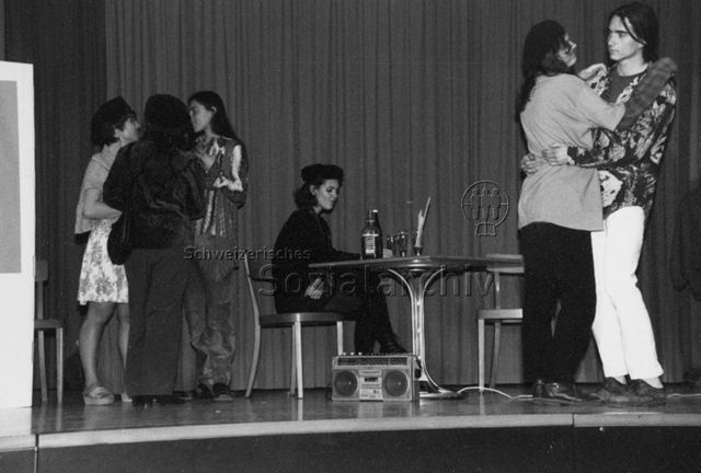 Veranstaltung - Jugendliche bei einer Aufführung; um 1995