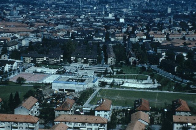 "Freizeitanlagen, Gemeinschaftszentren: Übersicht Heuried, Zürich" - Blick auf die Anlage mit Sportplätzen und Robinsonspielplatz sowie der näheren Umgebung; um 1960