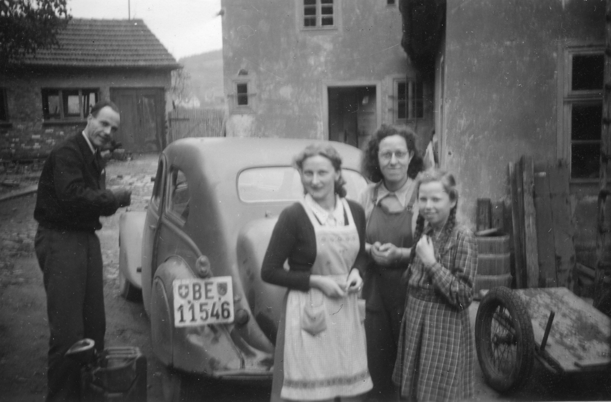 Drei junge Frauen (2. v. r.: Jetti Ochsenbein) stehen vor einem Auto eines Mannes aus Bern