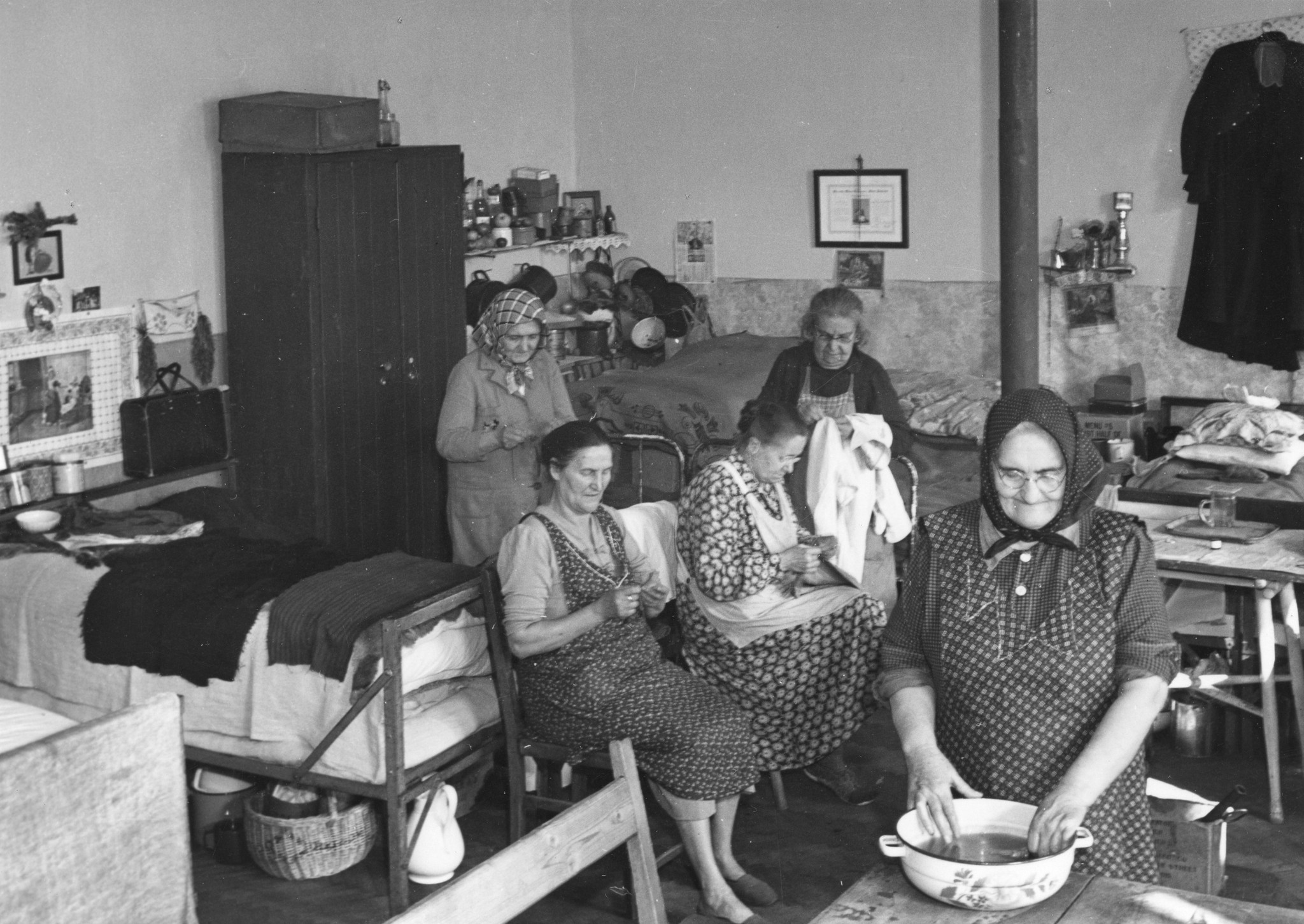 "Flüchtlingsheim Wien XVI, Speckbachergasse, 1949", Frauen bei Näharbeit (?)