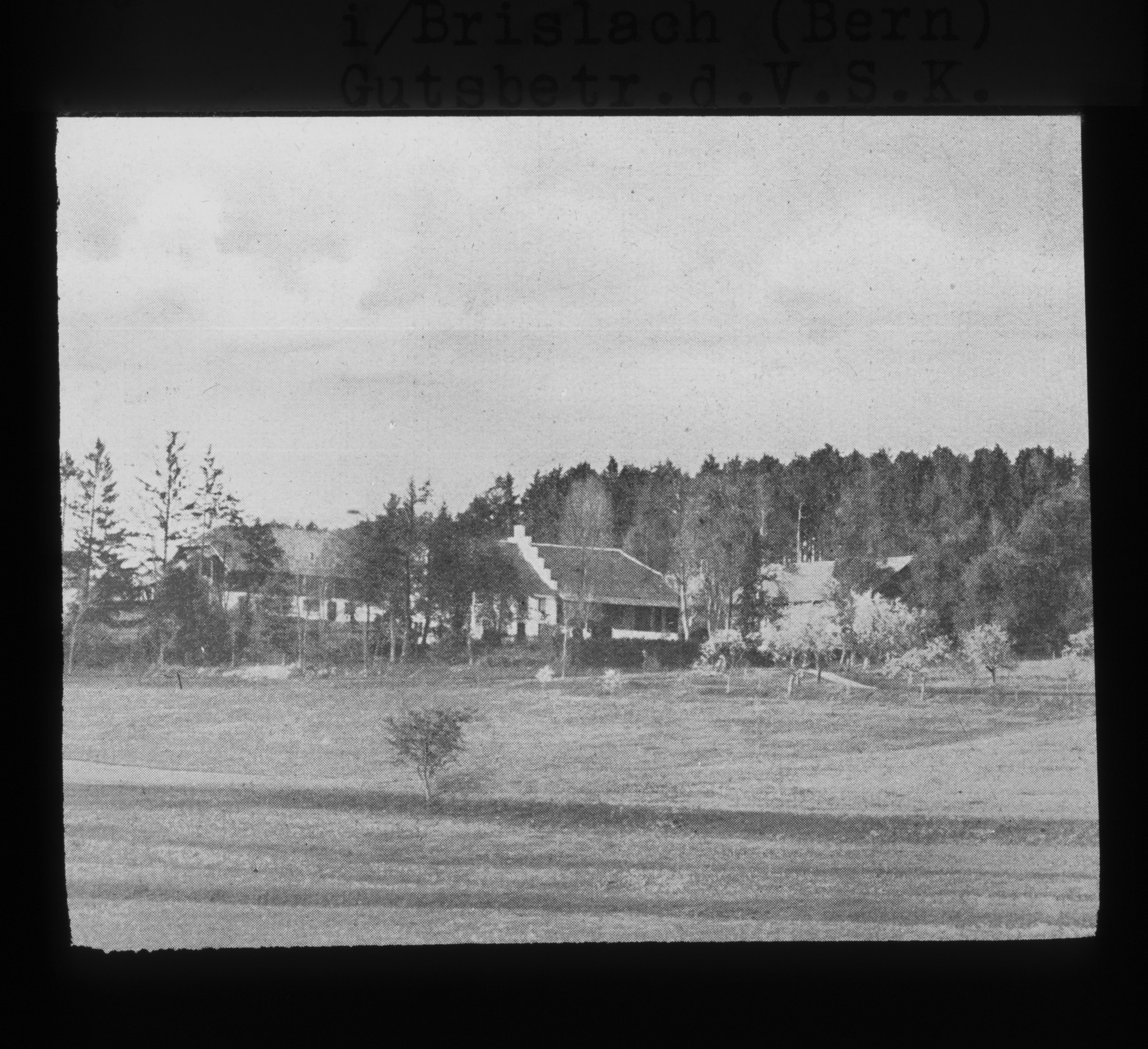 Dia: Gutsbetrieb des V.S.K. (Verband schweizerischer Konsumvereine) "Neuer Fichtenhof" in Brislach, Ausnahme aus der Distanz