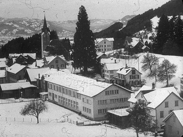 "Schulhaus Reute" - Ansicht des Schulhauses und der Umgebung von oben; um 1965