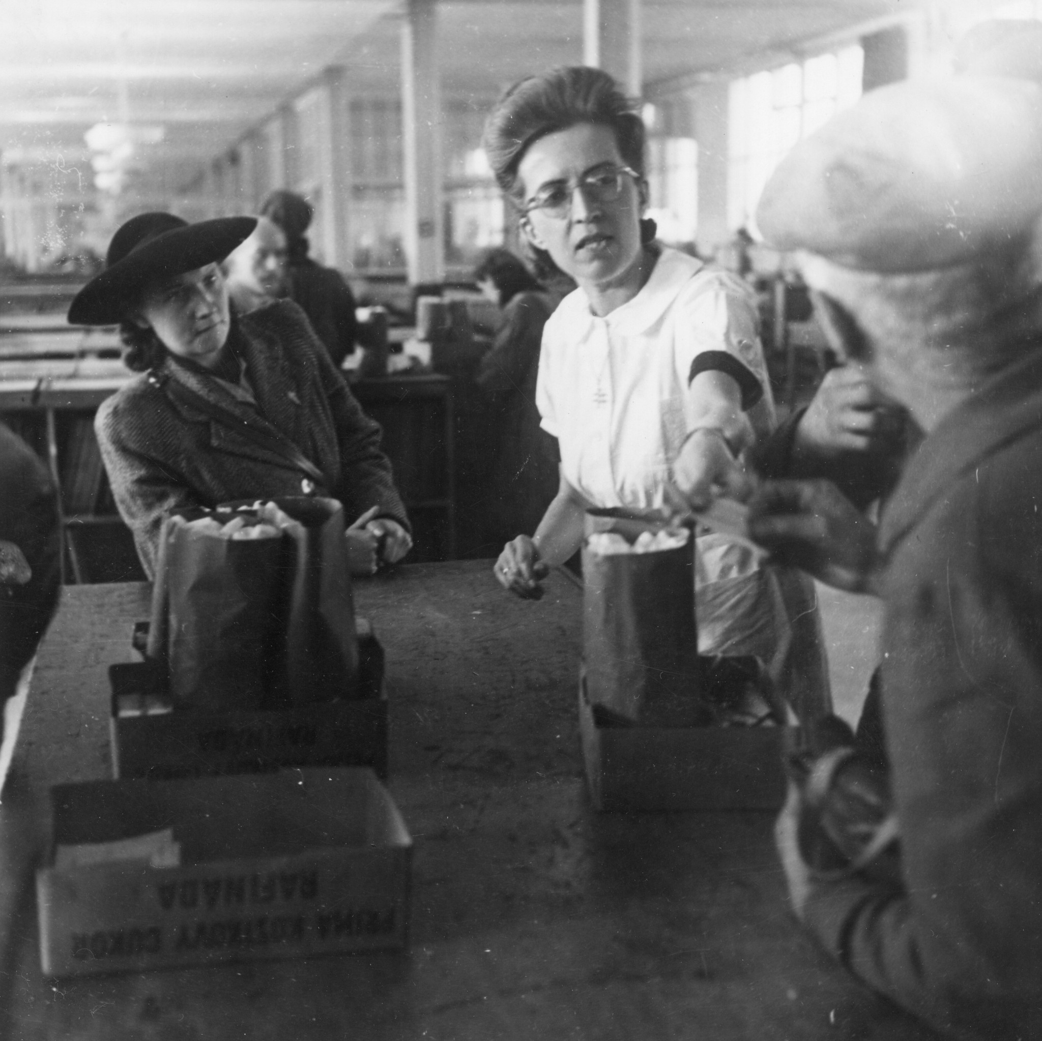 "Abholen eines Schweizer-Colis", "Lyon, Oktober 1944. [...] Frl. Ribière, vom "Service de Coordination" der Präfektur Lyon. Sie wohn[t] der Verteilung bei mit der sozialen Assistentin der Fabrik."