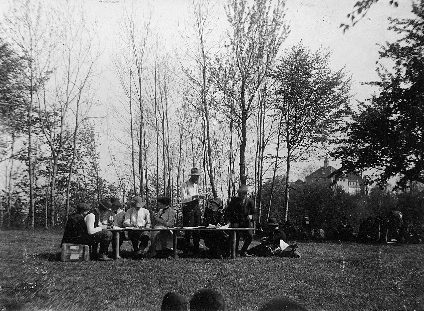Wandervogel-Landsgemeinde in Kyburg - Wandervögel sitzen am Tisch im Freien (1910)
