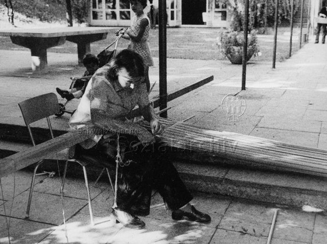 "Freizeitanlage Wipkingen", Zürich - Eine Frau beim Weben; um 1970